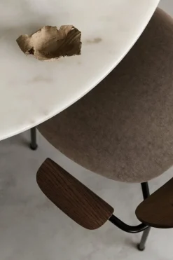 Audo Copenhagen Harbour Column matbord, 105 cm, svart bas - Eztremoz-marmor