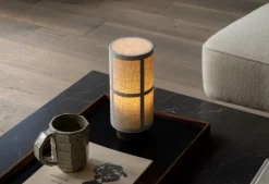 Audo Copenhagen Hashira bärbar bordslampa, rå linne