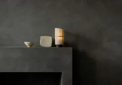 Audo Copenhagen Hashira bärbar bordslampa, rå linne