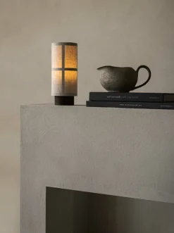 Audo Copenhagen Hashira bärbar bordslampa, rå linne