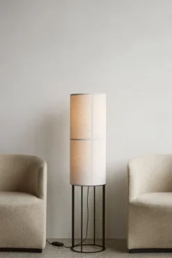 Audo Copenhagen Hashira golvlampa, hög, rå linne