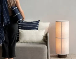 Audo Copenhagen Hashira golvlampa, rå linne