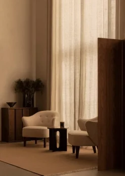 Audo Copenhagen Ingeborg loungefåtölj, Moonlight fårskinn - rökt ek