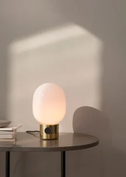 Audo Copenhagen JWDA bordslampa, spegelpolerad mässing