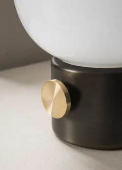 Audo Copenhagen JWDA bordslampa, bronserad mässing