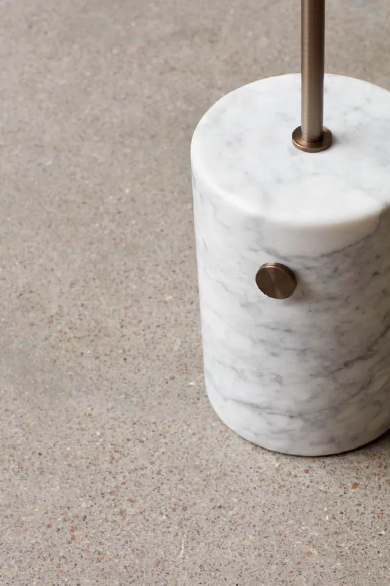 Audo Copenhagen JWDA golvlampa, vit marmor - bronserad mässing