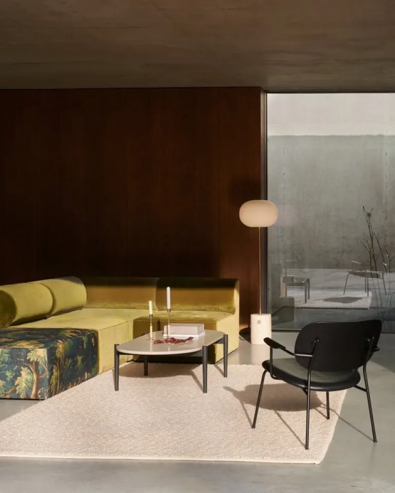 Audo Copenhagen JWDA golvlampa, travertin - borstad mässing