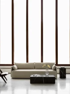 Audo Copenhagen Offset tresitsig soffa, Savanna 202