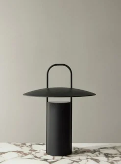 Audo Copenhagen Ray bärbar bordslampa, svart