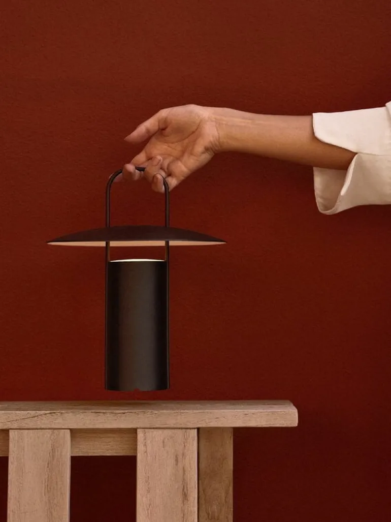 Audo Copenhagen Ray bärbar bordslampa, svart