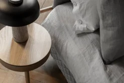 Audo Copenhagen Reverse bordslampa, bronserad mässing - travertin