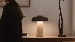 Audo Copenhagen Reverse bordslampa, bronserad mässing - travertin