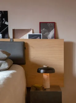 Audo Copenhagen Reverse bordslampa, bronserad mässing - travertin