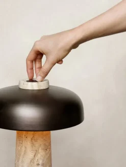 Audo Copenhagen Reverse bordslampa, bronserad mässing - travertin