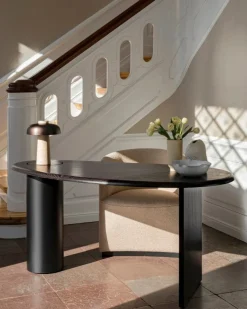 Audo Copenhagen Reverse bordslampa, bronserad mässing - travertin