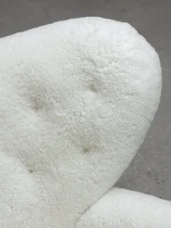 Audo Copenhagen The Tired Man fåtölj, Moonlight fårfäll