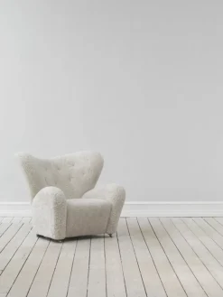 Audo Copenhagen The Tired Man fåtölj, Moonlight fårfäll