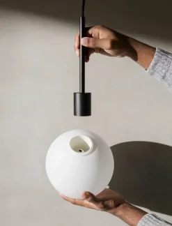 Audo Copenhagen TR Bulb pendellampa, svart - matt opal