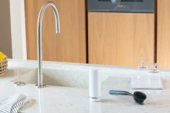 Brabantia SinkStyle klämbar diskmedelsdispenser, 200 ml, fresh white