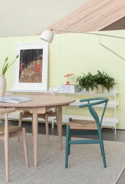 Carl Hansen & Søn CH20 Elbow stol, tvålbehandlad bok - ljusbrunt läder Thor 325