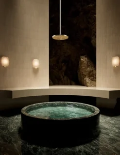 DCWéditions Light Me Tender Vertical vägglampa, mässing