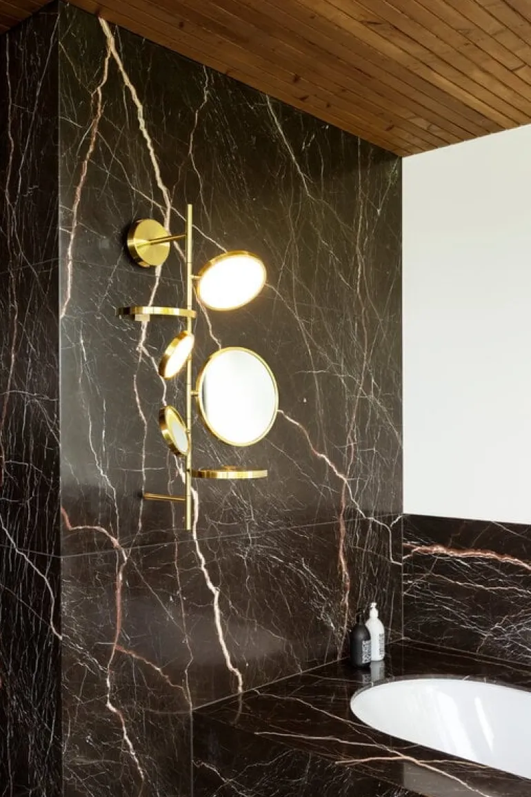 DCWéditions Tell Me Stories vägglampa, guld