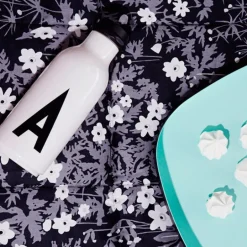 Design Letters Arne Jacobsen dricksflaska, A–Z
