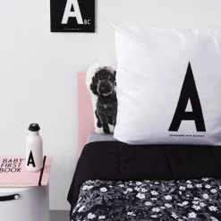 Design Letters Arne Jacobsen dricksflaska, A–Z