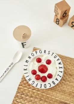 Design Letters Arne Jacobsen barnmugg, Ecozen, A-Ö