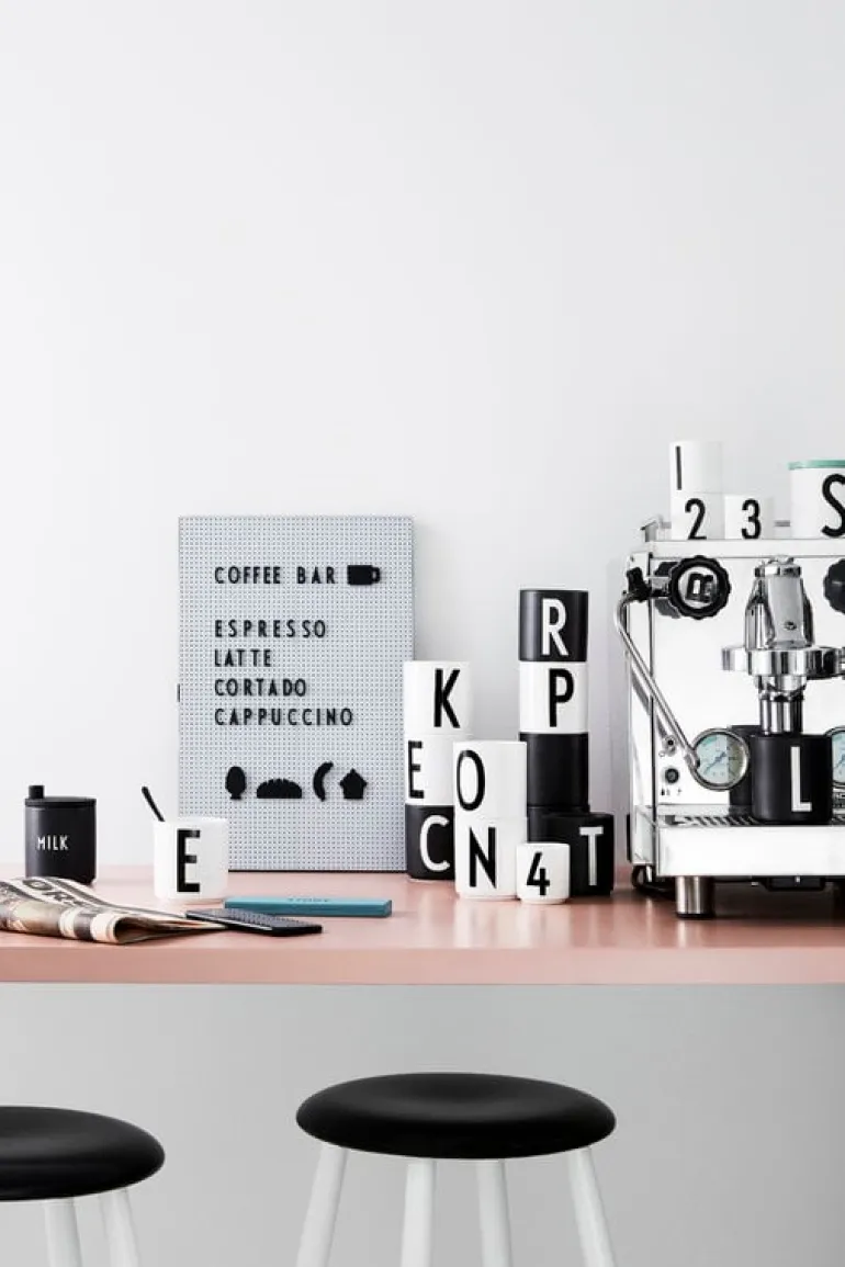 Design Letters Arne Jacobsen porslinsmugg, vit, A-Z