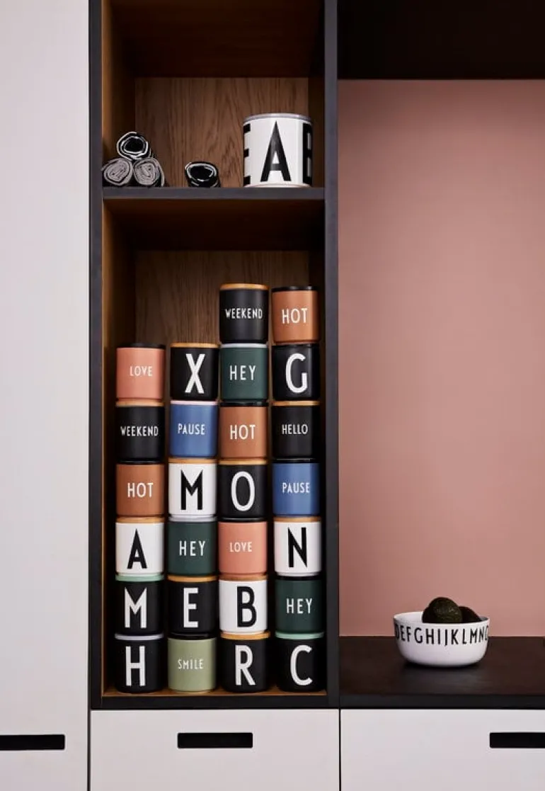 Design Letters Arne Jacobsen porslinsmugg, vit, A-Z