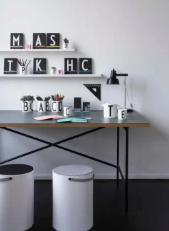 Design Letters Arne Jacobsen porslinsmugg, vit, A-Z