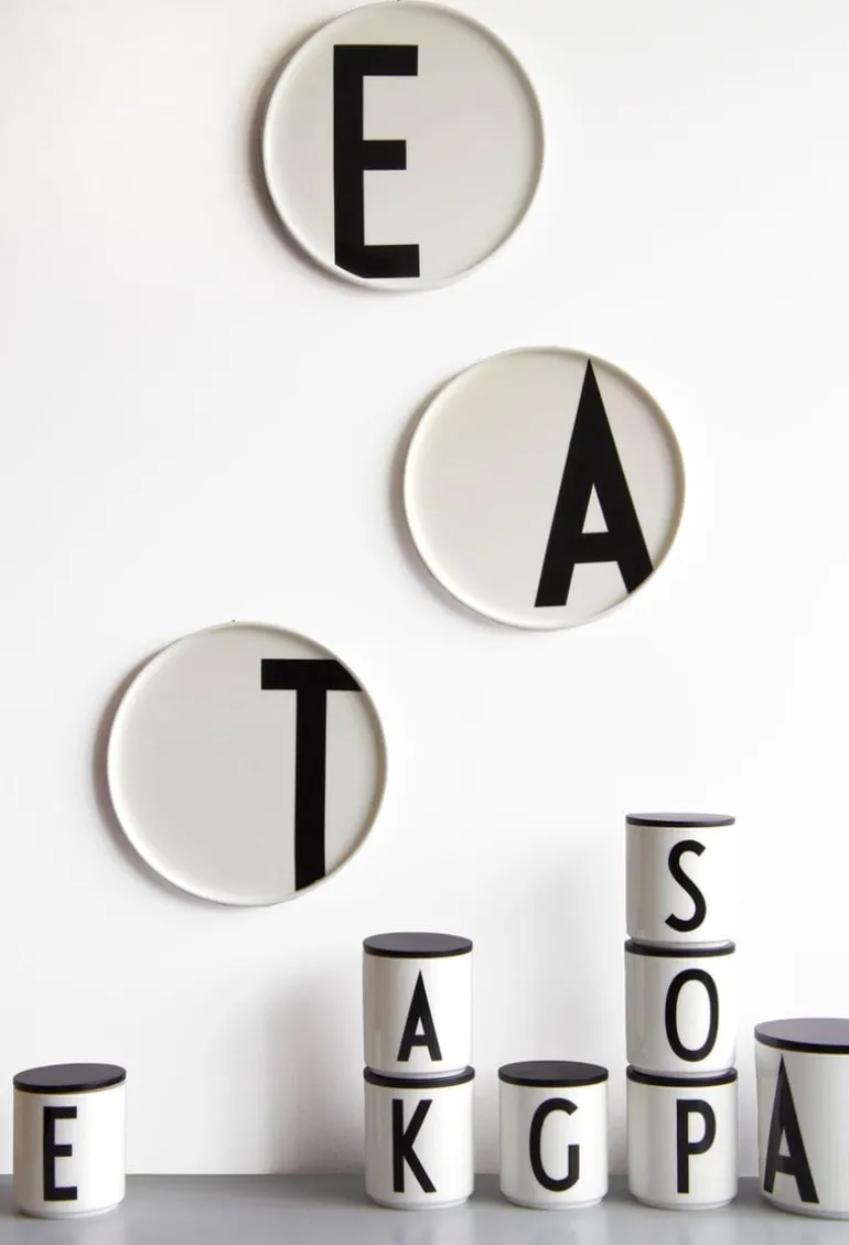 Design Letters Arne Jacobsen porslinsmugg, vit, A-Z