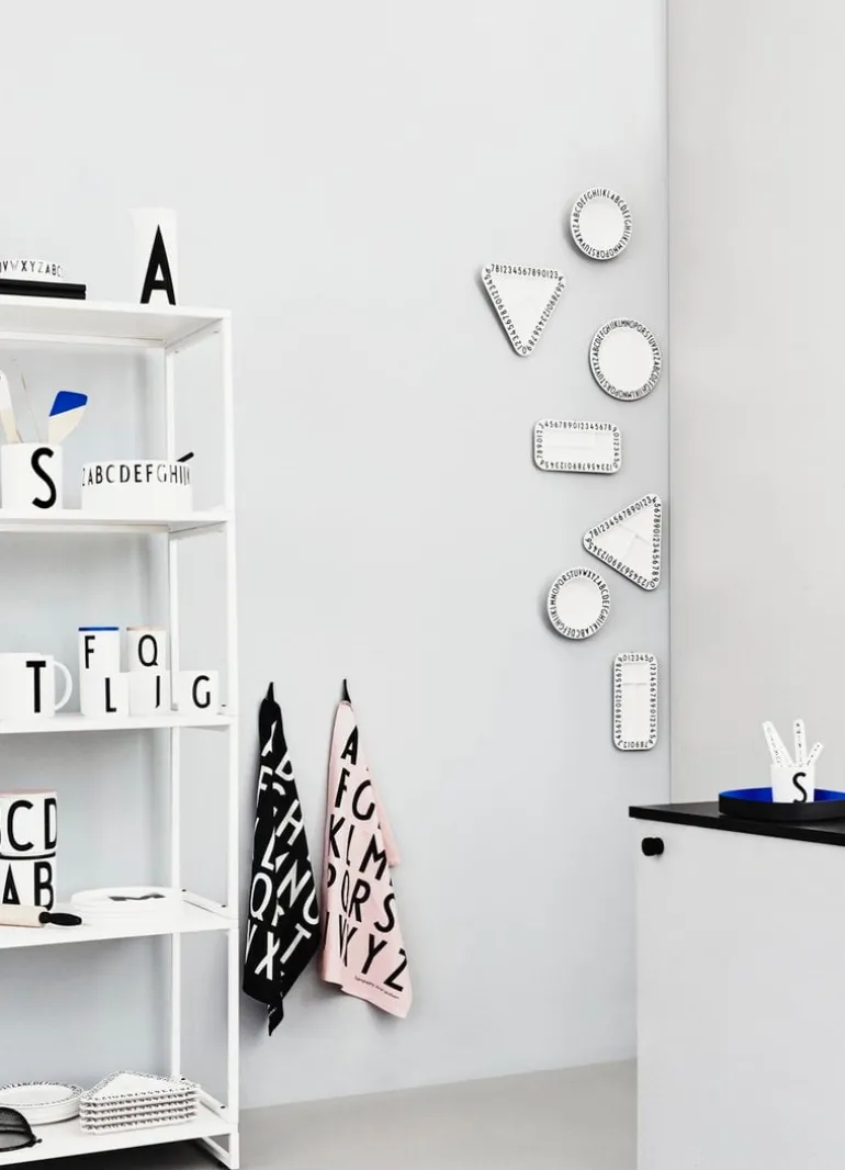 Design Letters Arne Jacobsen porslinsmugg, vit, A-Z