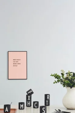 Design Letters Arne Jacobsen porslinsmugg, svart, A-Z