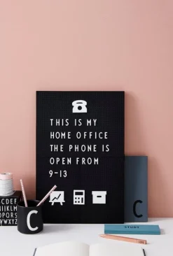 Design Letters Arne Jacobsen porslinsmugg, svart, A-Z