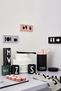 Design Letters Arne Jacobsen porslinsmugg, svart, A-Z