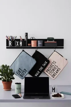 Design Letters Arne Jacobsen porslinsmugg, svart, A-Z