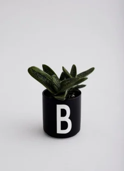 Design Letters Arne Jacobsen porslinsmugg, svart, A-Z