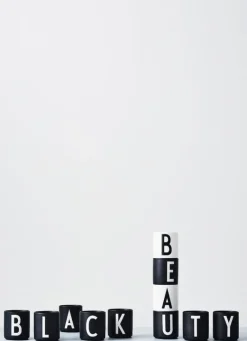 Design Letters Arne Jacobsen porslinsmugg, svart, A-Z