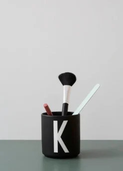 Design Letters Arne Jacobsen porslinsmugg, svart, A-Z