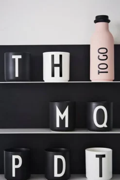 Design Letters Arne Jacobsen porslinsmugg, svart, A-Z