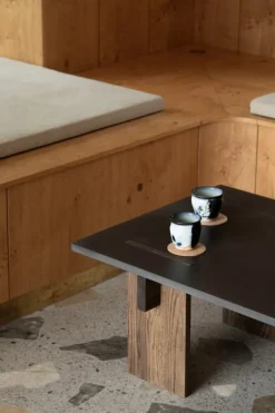 Eberhart Furniture Arnold soffbord, mörk betong - mörk ek