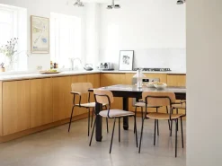 FDB Møbler J183 Holmen stol med armstöd, ekfaner - Grain Taupe