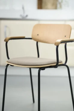 FDB Møbler J183 Holmen stol med armstöd, ekfaner - Grain Taupe