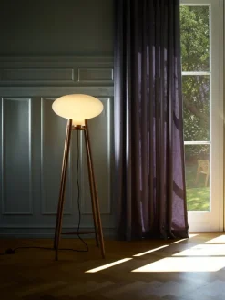 FDB Møbler U5 Hiti golvlampa, valnöt - opalglas