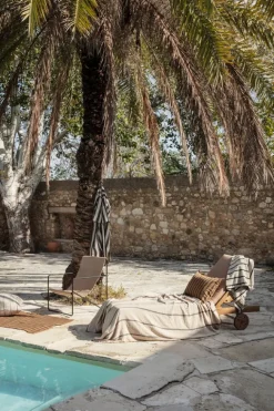 ferm LIVING Alee badhandduk, 70 x 140 cm, sand - svart