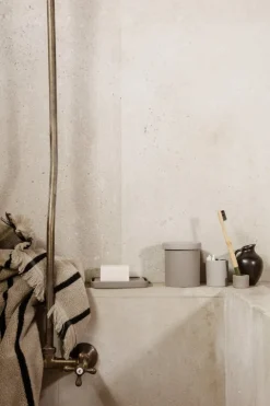 ferm LIVING Alee badhandduk, 70 x 140 cm, sand - svart