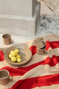 ferm LIVING Alee badhandduk, 70 x 140 cm, beige - röd