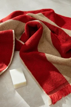 ferm LIVING Alee badhandduk, 70 x 140 cm, beige - röd